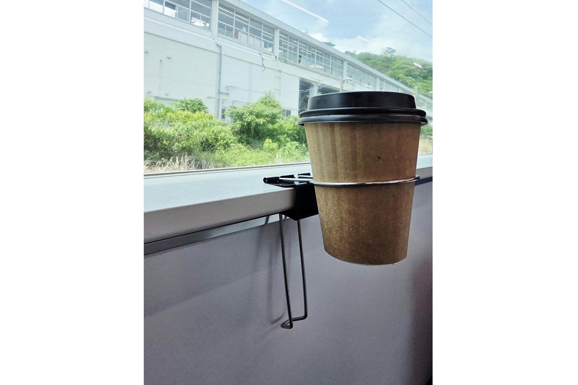 [本日の一品]鉄道座席のテーブルが広くなる「どこでもCup Clip」