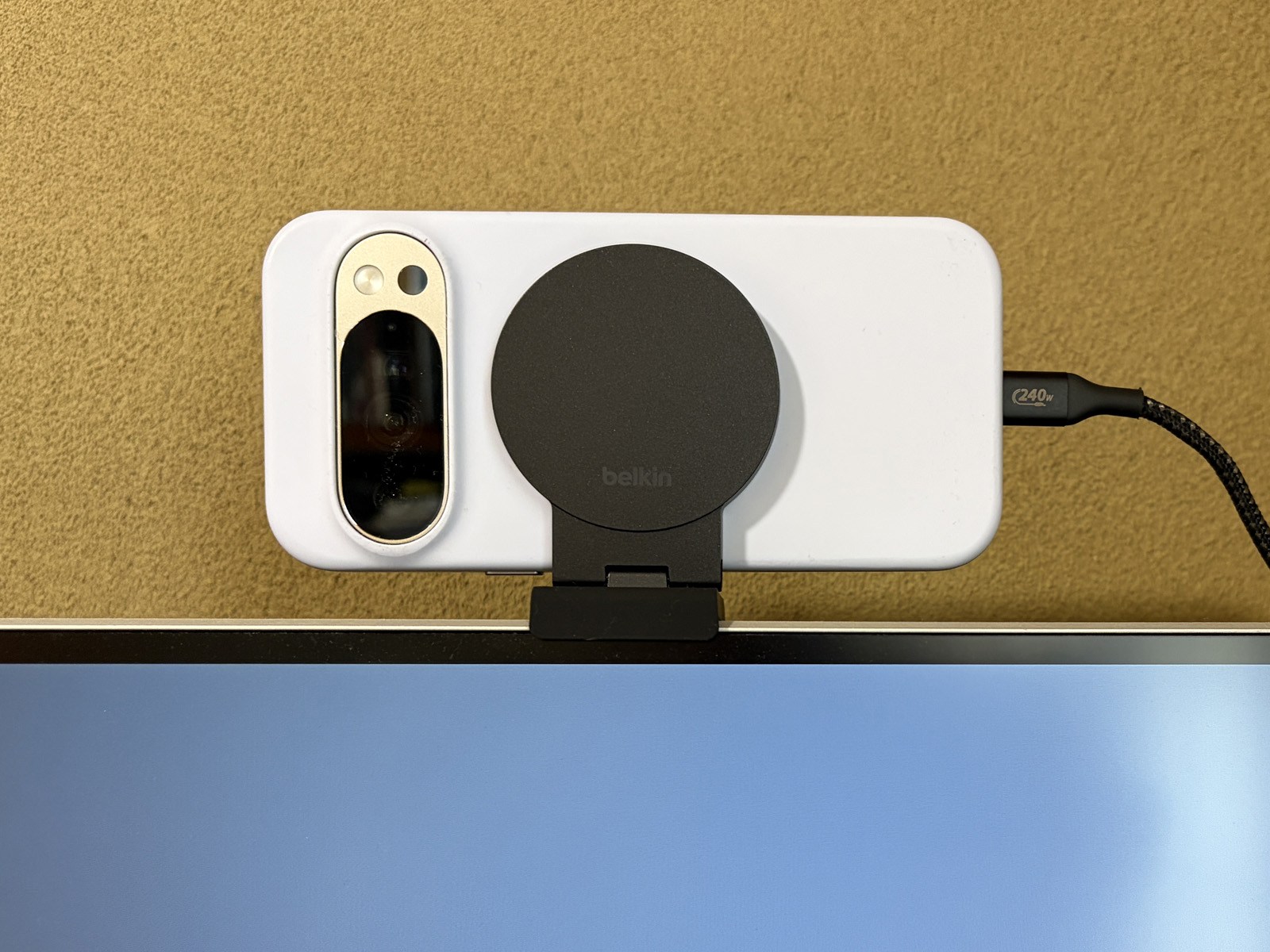 [みんなのケータイ]iPhone用のMagSafe対応Webカメラ化マウントをPixel 10 Proに転用してみた