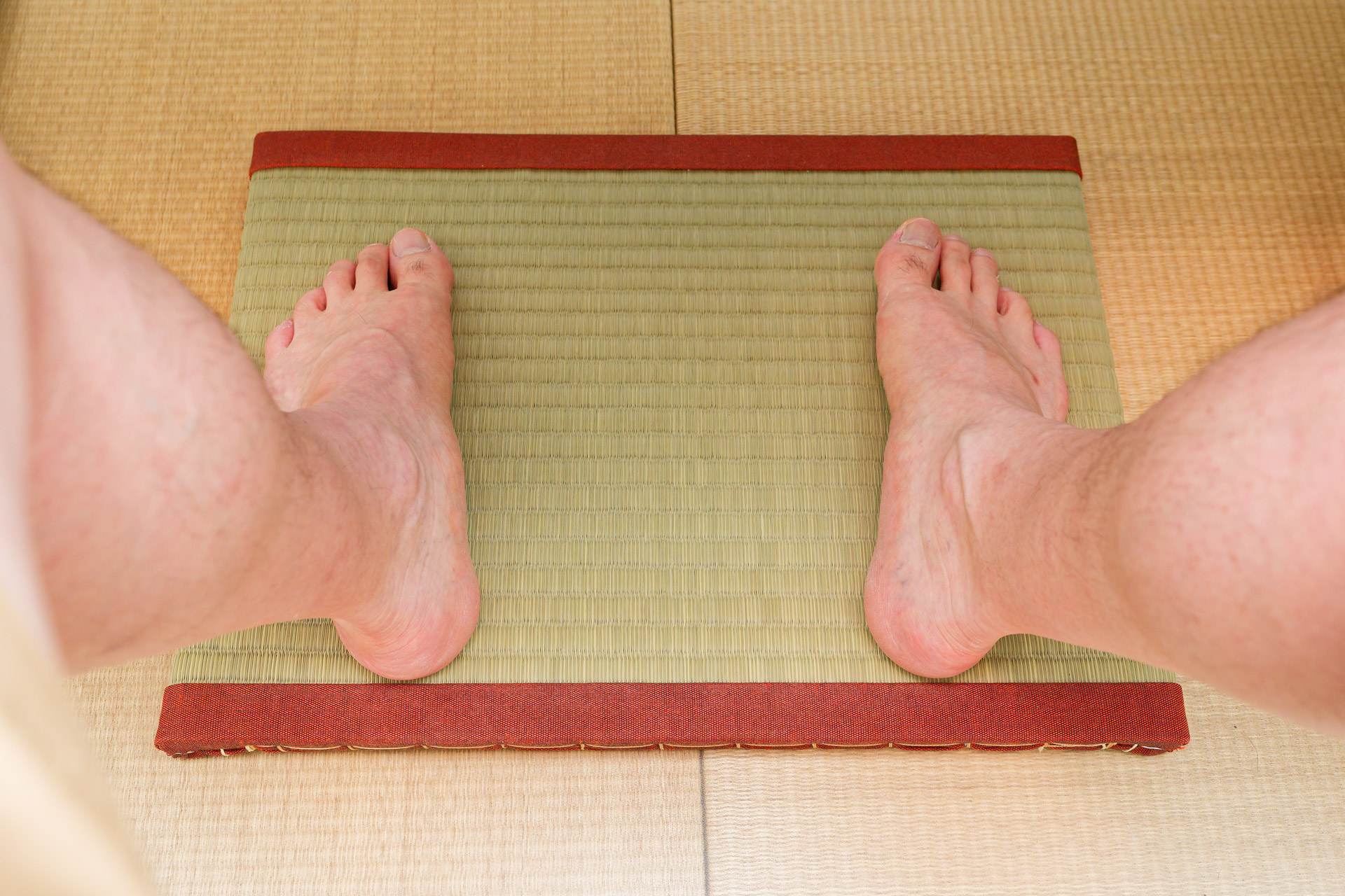 [本日の一品]じめっとした季節に本物のい草でつくられた畳フットレスト、足元さらり快適に