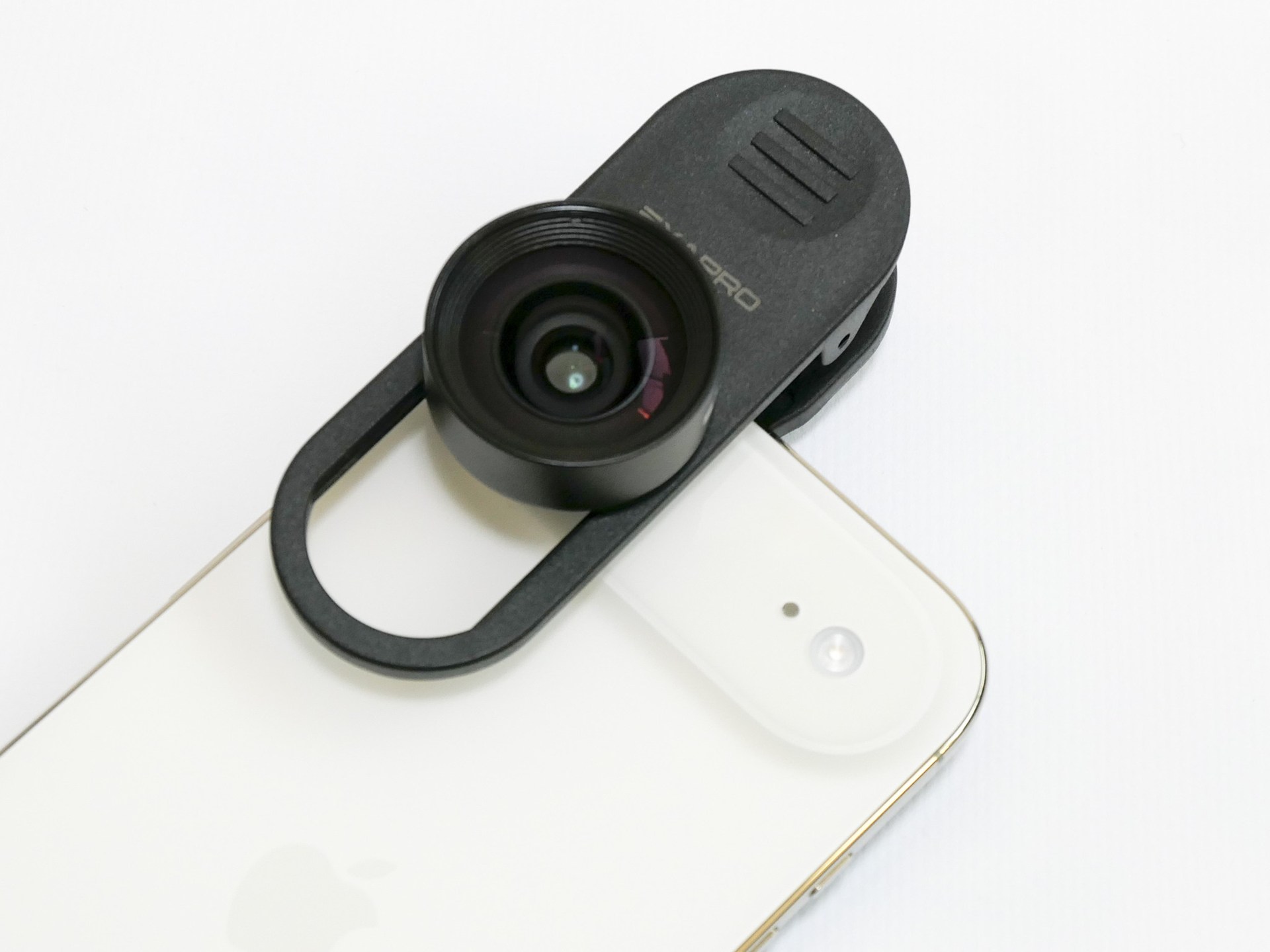 [みんなのケータイ]「iPhone Air」のカメラ1つだけ問題を解消するため、懐かしのアイテムを使ってみた