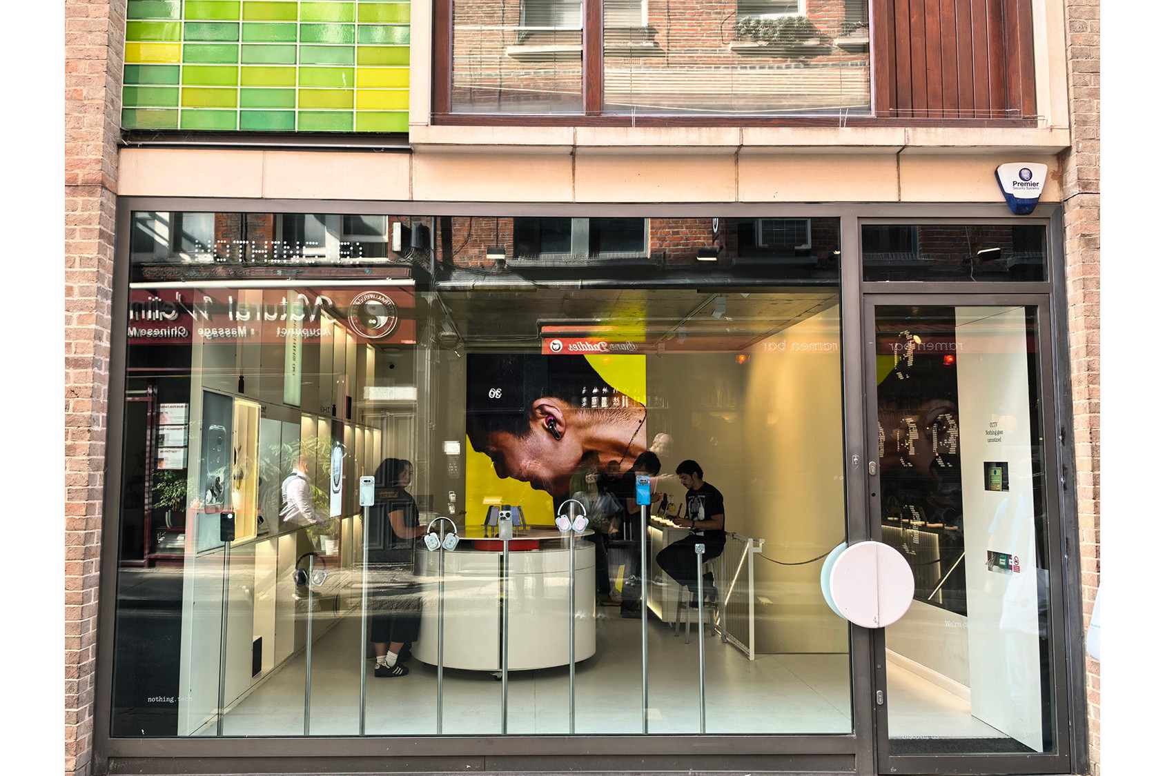 [みんなのケータイ]日本発売前のNothing Phone (4b)をロンドンのストアでチェック、技適を確認