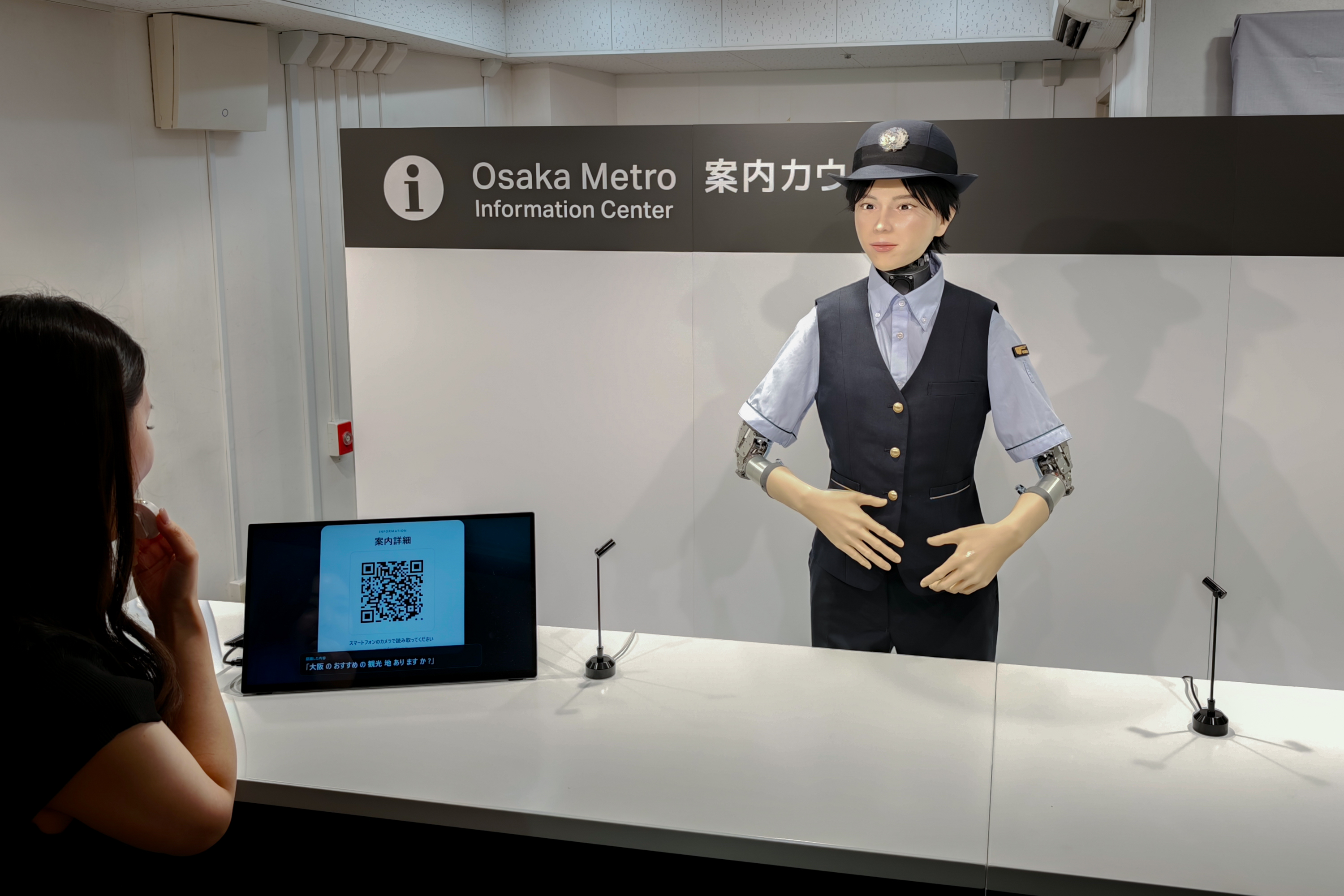 KDDIとOsaka Metro、ヒューマノイド駅員の実証実験　アバターではなく“物理ロボット”を選んだ理由とは