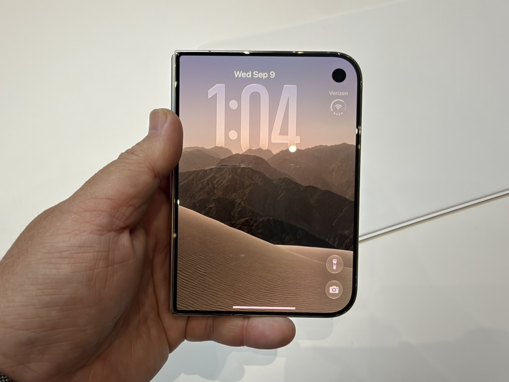[石川温の「スマホ業界 Watch」]アップルの“後出しジャンケン”、初の折りたたみ「iPhone Duo」にGalaxyはどう挑むか