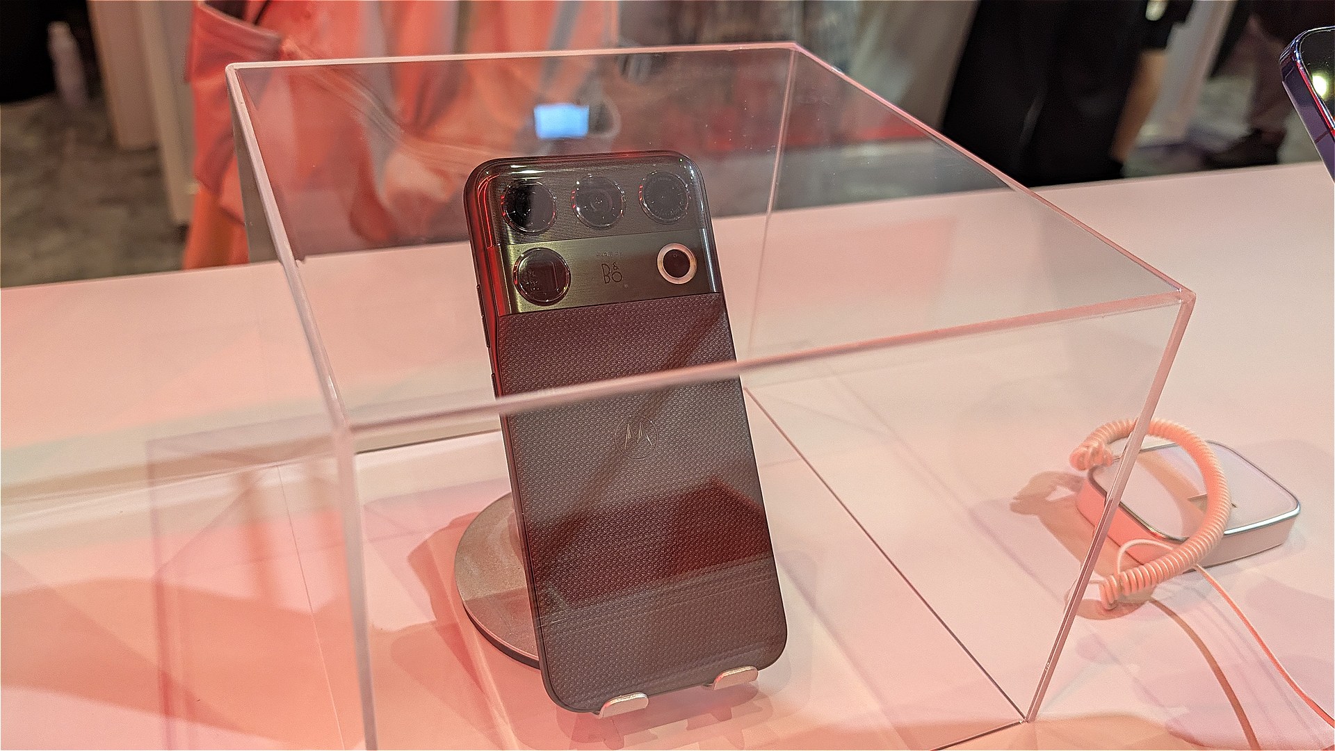 モトローラ最上位スマホ「signature 27」、Snapdragon Summitでその姿